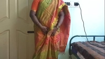 Pembantu desi India untuk menunjukkan payudara alaminya kepada pemilik rumah