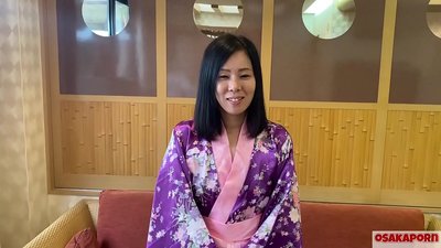 Seorang istri Jepang berusia 41 tahun berselingkuh dari suaminya dan anak laki-lakinya berhubungan seks demi uang. Pelacur Asia mencintai seks vagina berbulu hitam, tato dan blowjobs. masturbasi berdiri doggy IFOM OSAKAPORN