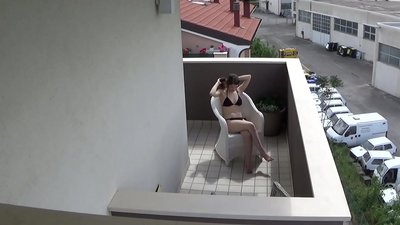 Memata-matai teman sekamar muda saya masturbasi di balkon