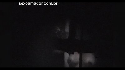 Blondie diam-diam direkam oleh seorang intip lingkungan yang tersembunyi di balik batu bata berlubang