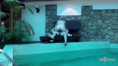 Bos mengundang pelayan ke kolam renang, tetapi tidak bisa menahan panas