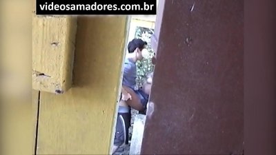 Voyeur memfilmkan pasangan muda bercinta sampai dia menemukan rekaman video